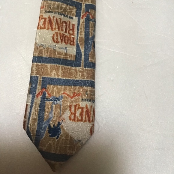 Looney Tunes 100% Silk Warner Brothers The Scrapes of Wrath Neutral Colors Tie - Picture 2 of 9